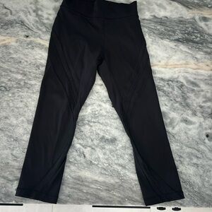 Lululemon black wunder under legging with meah detail. 21 inches